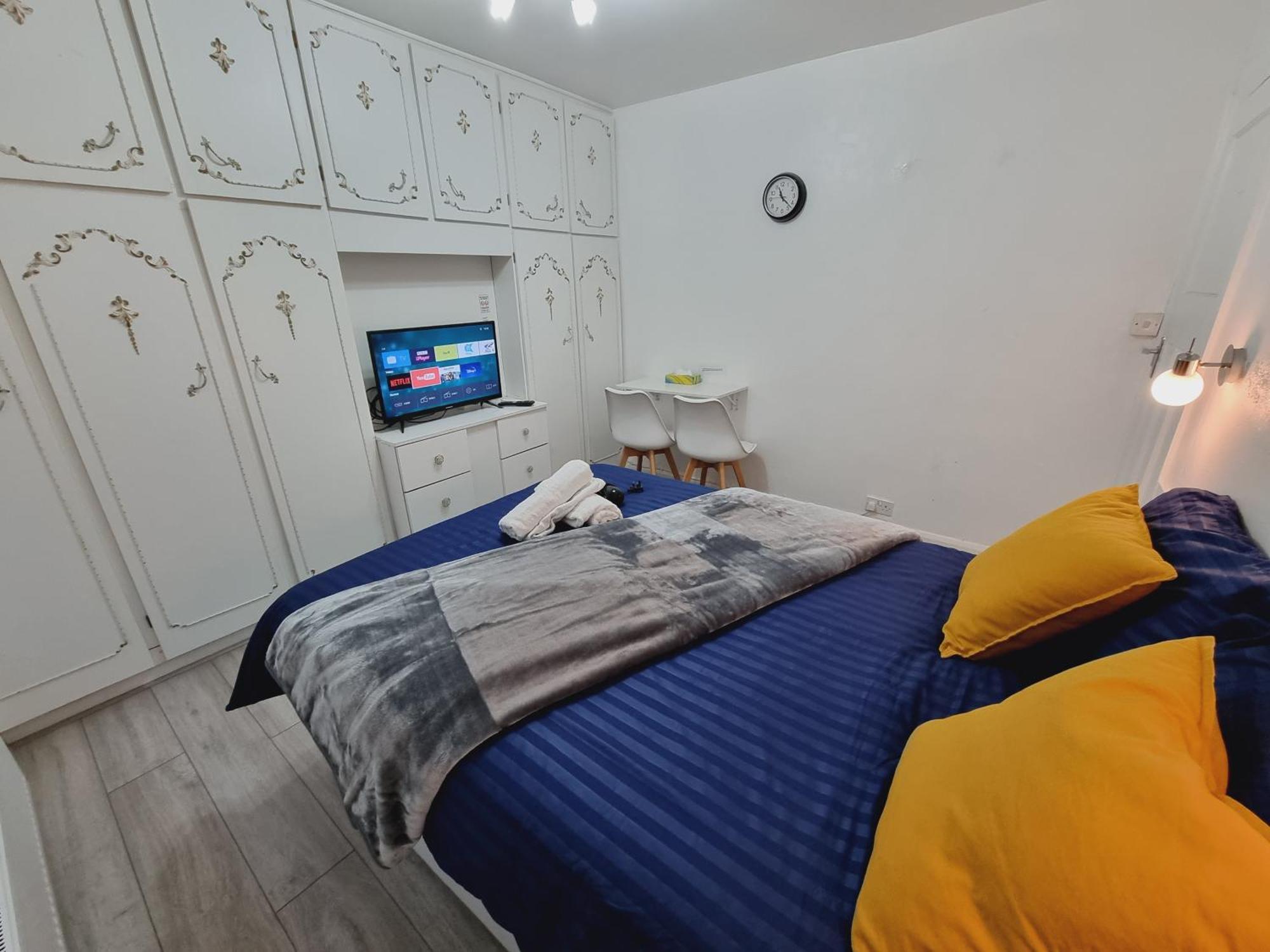 Luxury Double Bed With Private Bathroom, Netflix, Work Space And Wifi 리즈 외부 사진